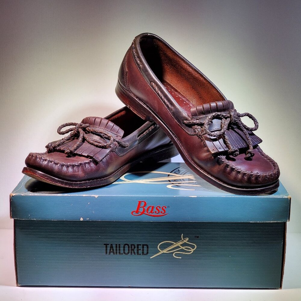 VINTAGE  BASS WEEJUNS..ROBERT.. KILTIE WITH BOW STYLE TASSELS..RARE ITEM..1990'S